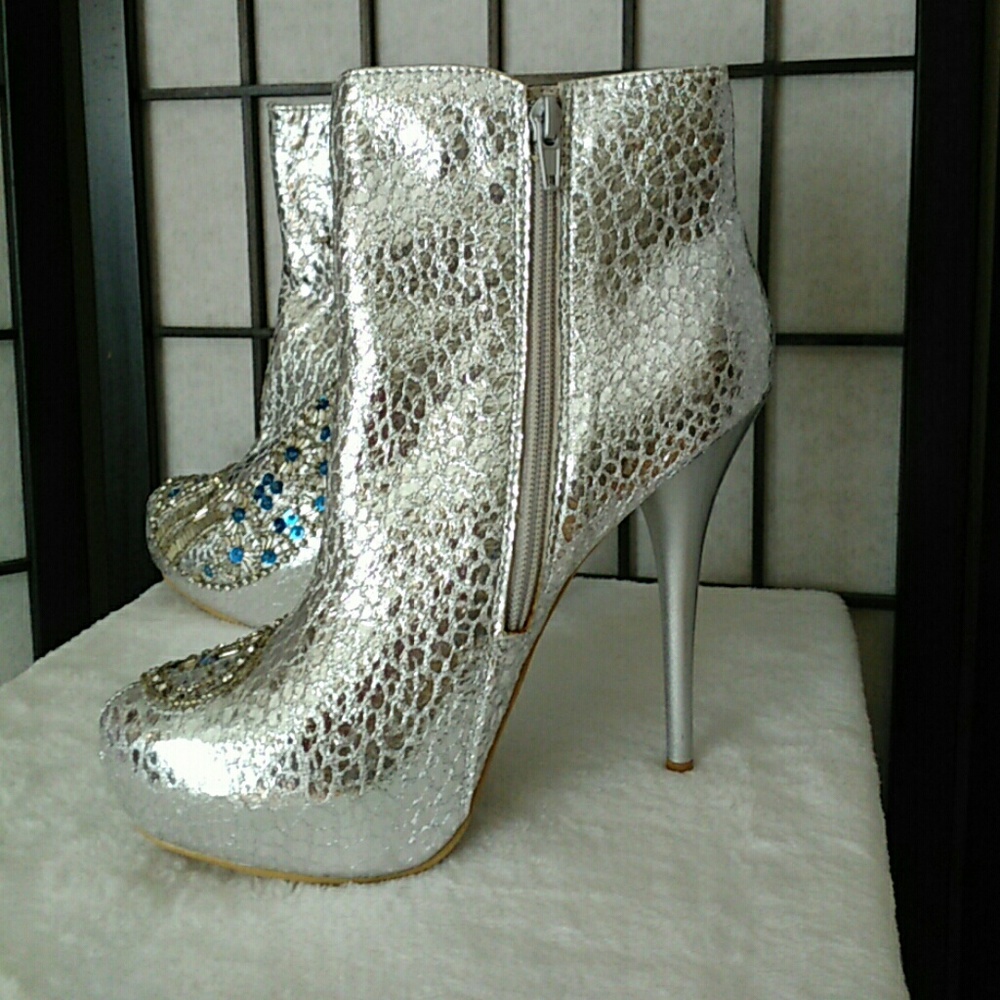 LAST PAIR! Sz 6.5 Metallic Silver 5" Heels Booties - Picture 4 of 4
